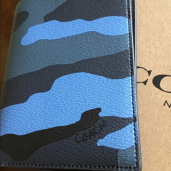 Coach passport case camo print 5🌟 - Picture 3 of 5